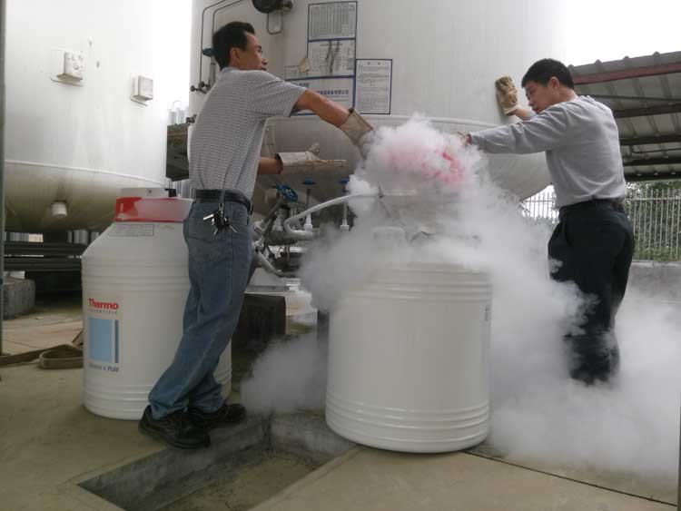 联鸿液氮气体充装现场一